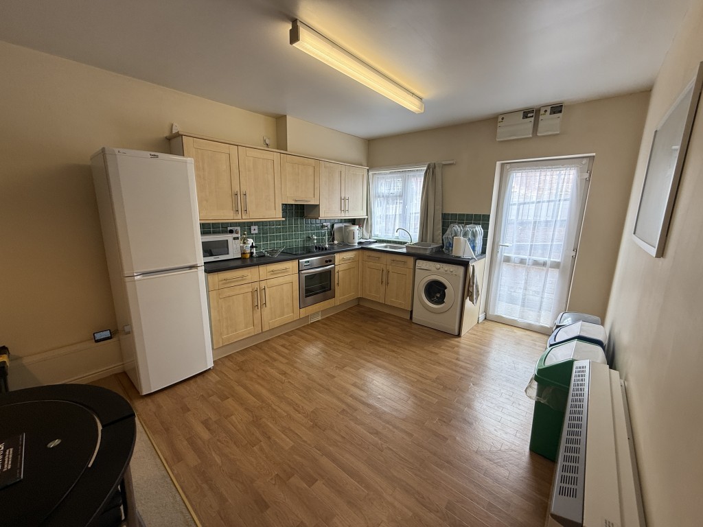 Lot: 47 - MIXED RESIDENTIAL AND COMMERCIAL TOWN CENTRE INVESTMENT - Flat 8 kitchen area and entrance door